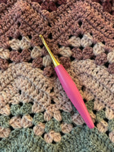 Load image into Gallery viewer, 6-Day Sweetheart Blanket Crochet Pattern by Betty McKnit