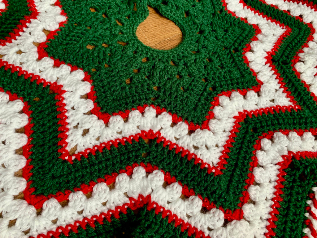 6-Day Star Holiday Tree Skirt - Crochet Pattern by Betty McKnit
