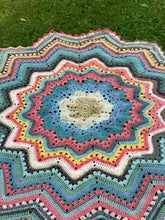 Load image into Gallery viewer, 6-Day Superstar Blanket - Crochet Pattern by Betty McKnit
